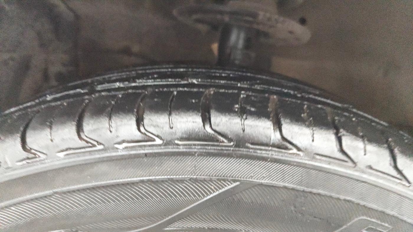 2015 Maruti Ciaz ZXI, CNG, Manual, 1,09,168 km, Left Front Tyre Tread