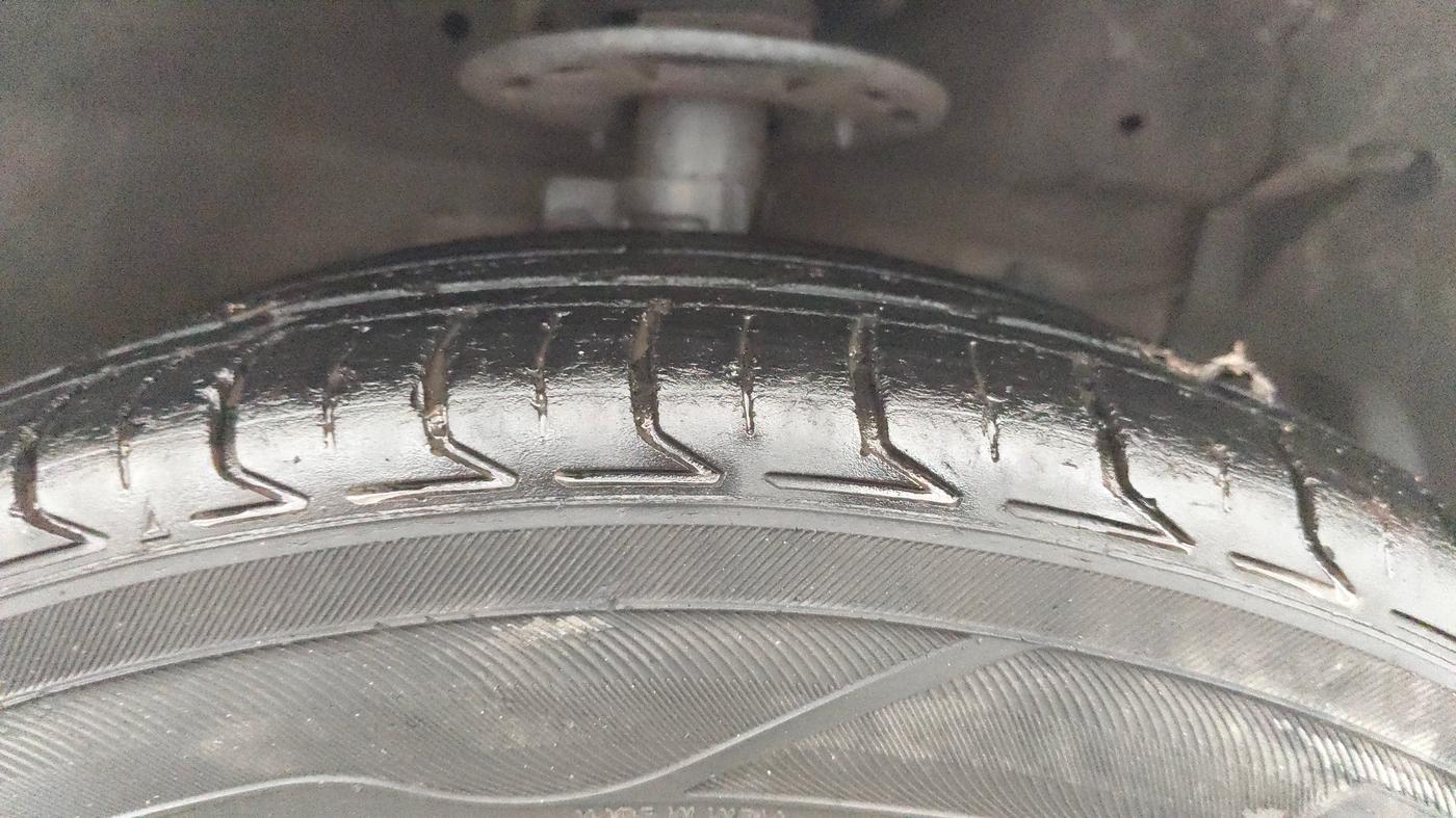 2015 Maruti Ciaz ZXI, CNG, Manual, 1,09,168 km, Right Front Tyre Tread