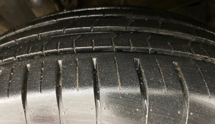 2021 Maruti Swift ZXI D, Petrol, Manual, 10,396 km, Right Rear Tyre Tread