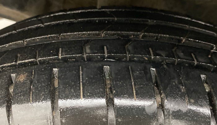 2021 Maruti Swift ZXI D, Petrol, Manual, 10,396 km, Left Rear Tyre Tread