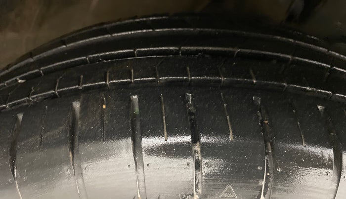 2021 Maruti Swift ZXI D, Petrol, Manual, 10,396 km, Right Front Tyre Tread