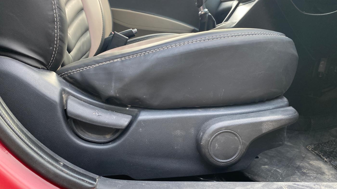 2015 Hyundai Xcent S 1.1 CRDI, Diesel, Manual, 1,01,548 km, Driver Side Adjustment Panel
