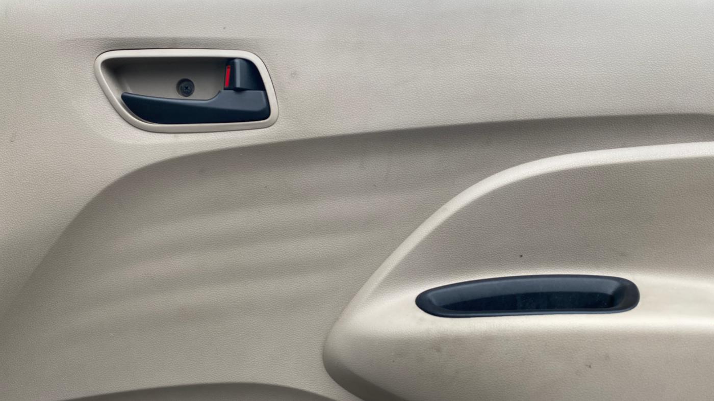 2019 Hyundai NEW SANTRO ERA EXECUTIVE, Petrol, Manual, 1,06,287 km, Driver Side Door Panels Control