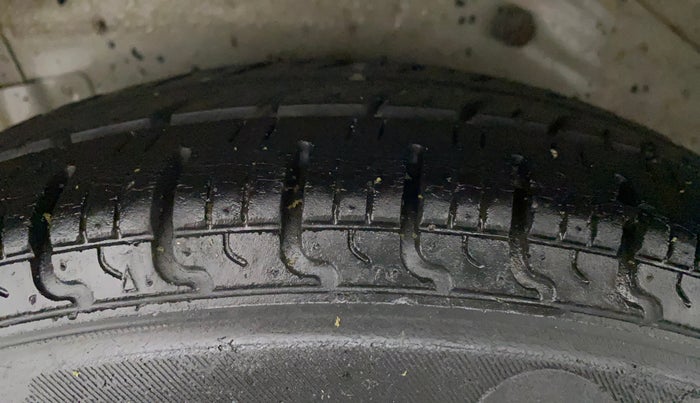 2012 Maruti A Star VXI (ABS) AT, CNG, Automatic, 86,838 km, Right Rear Tyre Tread