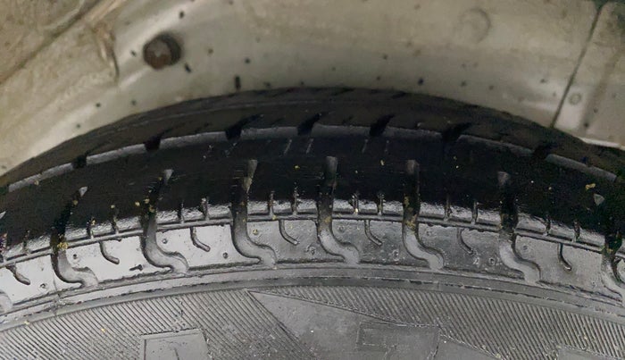 2012 Maruti A Star VXI (ABS) AT, CNG, Automatic, 86,838 km, Left Rear Tyre Tread