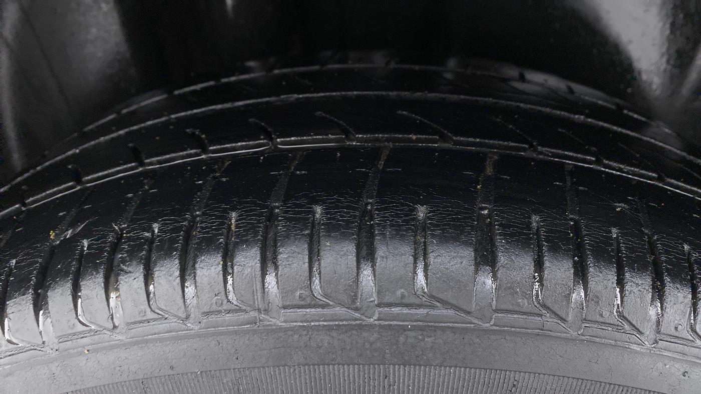 2015 Skoda Rapid 1.5 TDI AT  Ambition Plus, Diesel, Automatic, 70,352 km, Right Rear Tyre Tread