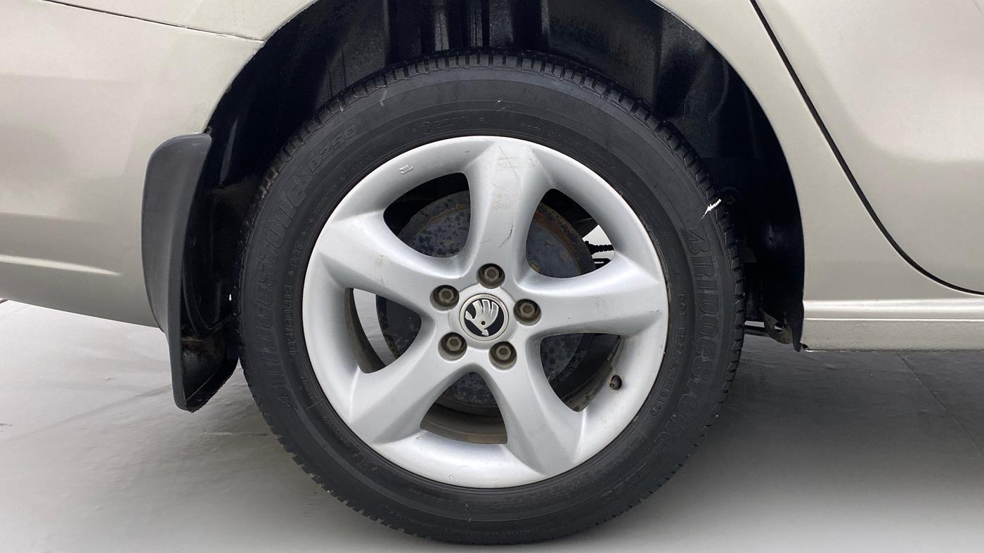 2015 Skoda Rapid 1.5 TDI AT  Ambition Plus, Diesel, Automatic, 70,352 km, Right Rear Wheel
