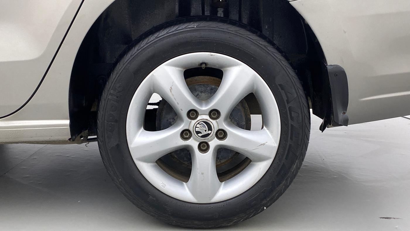 2015 Skoda Rapid 1.5 TDI AT  Ambition Plus, Diesel, Automatic, 70,352 km, Left Rear Wheel