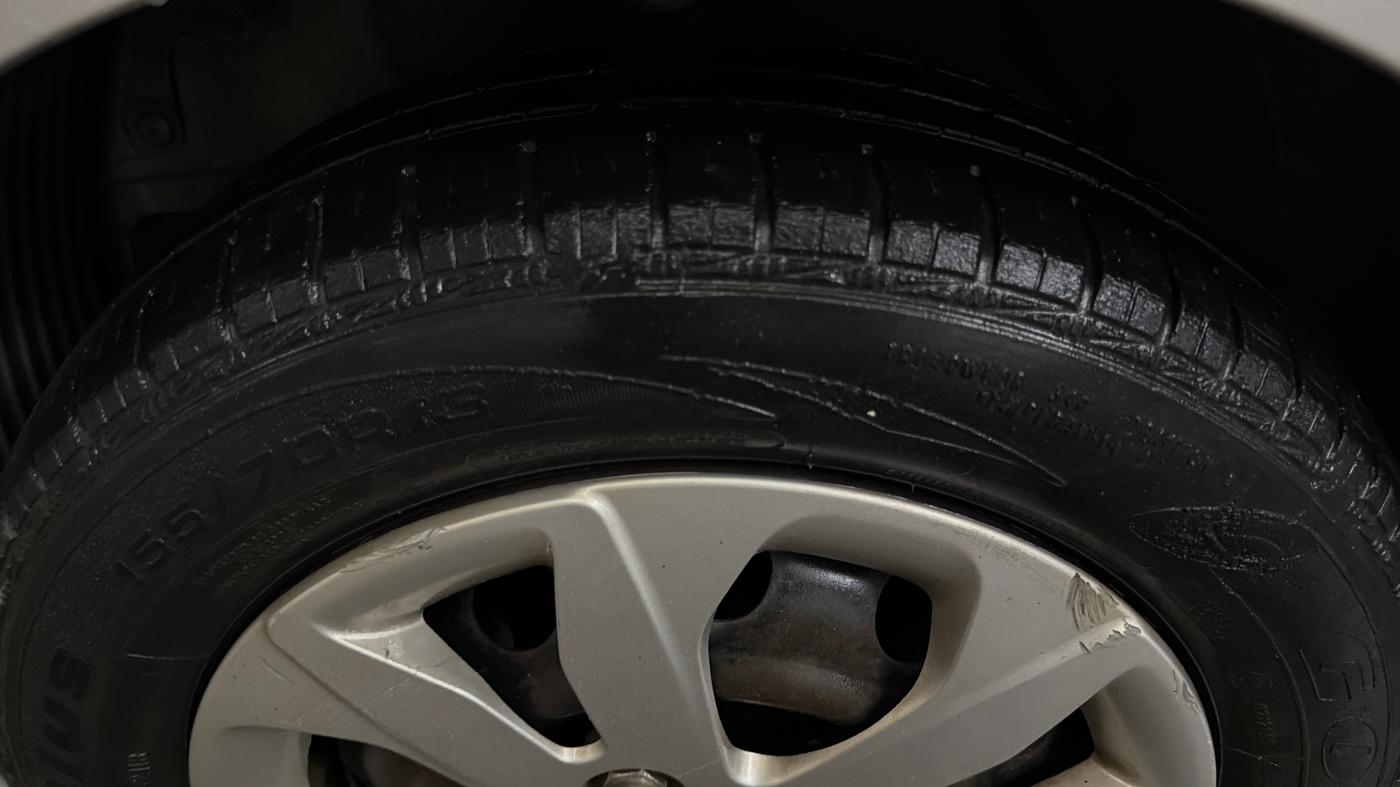2018 Hyundai Eon MAGNA +, Petrol, Manual, 30,259 km, Left Front Tyre Tread