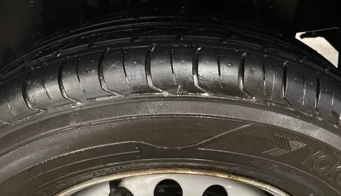 2015 Maruti Swift LXI (O), Petrol, Manual, 52,862 km, Left Rear Tyre Tread