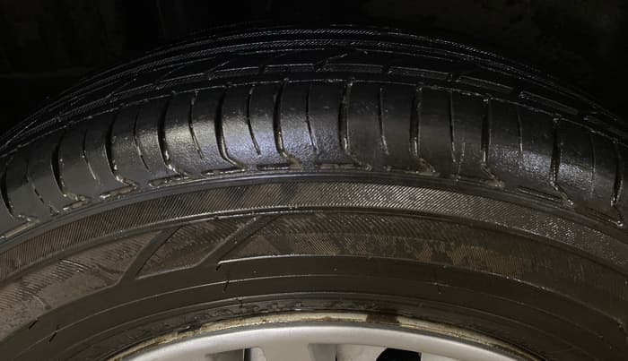 2015 Maruti Swift LXI (O), Petrol, Manual, 52,862 km, Right Rear Tyre Tread