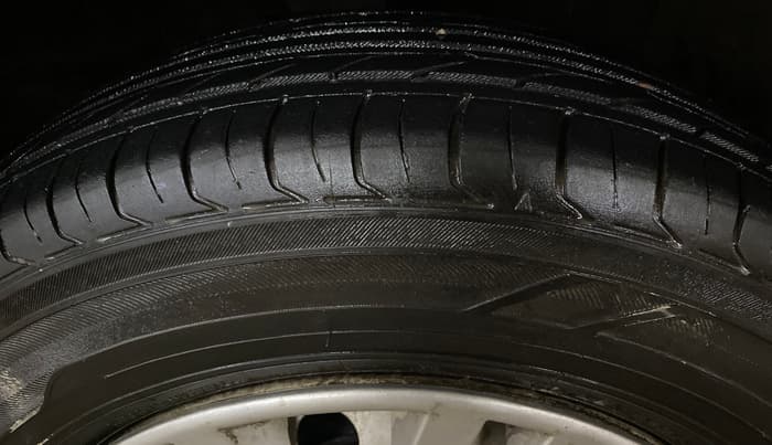 2015 Maruti Swift LXI (O), Petrol, Manual, 52,862 km, Right Front Tyre Tread