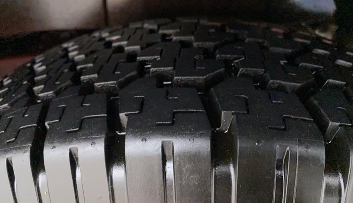 2015 Mahindra TUV300 T8 AT, Diesel, Automatic, 60,769 km, Left Rear Tyre Tread
