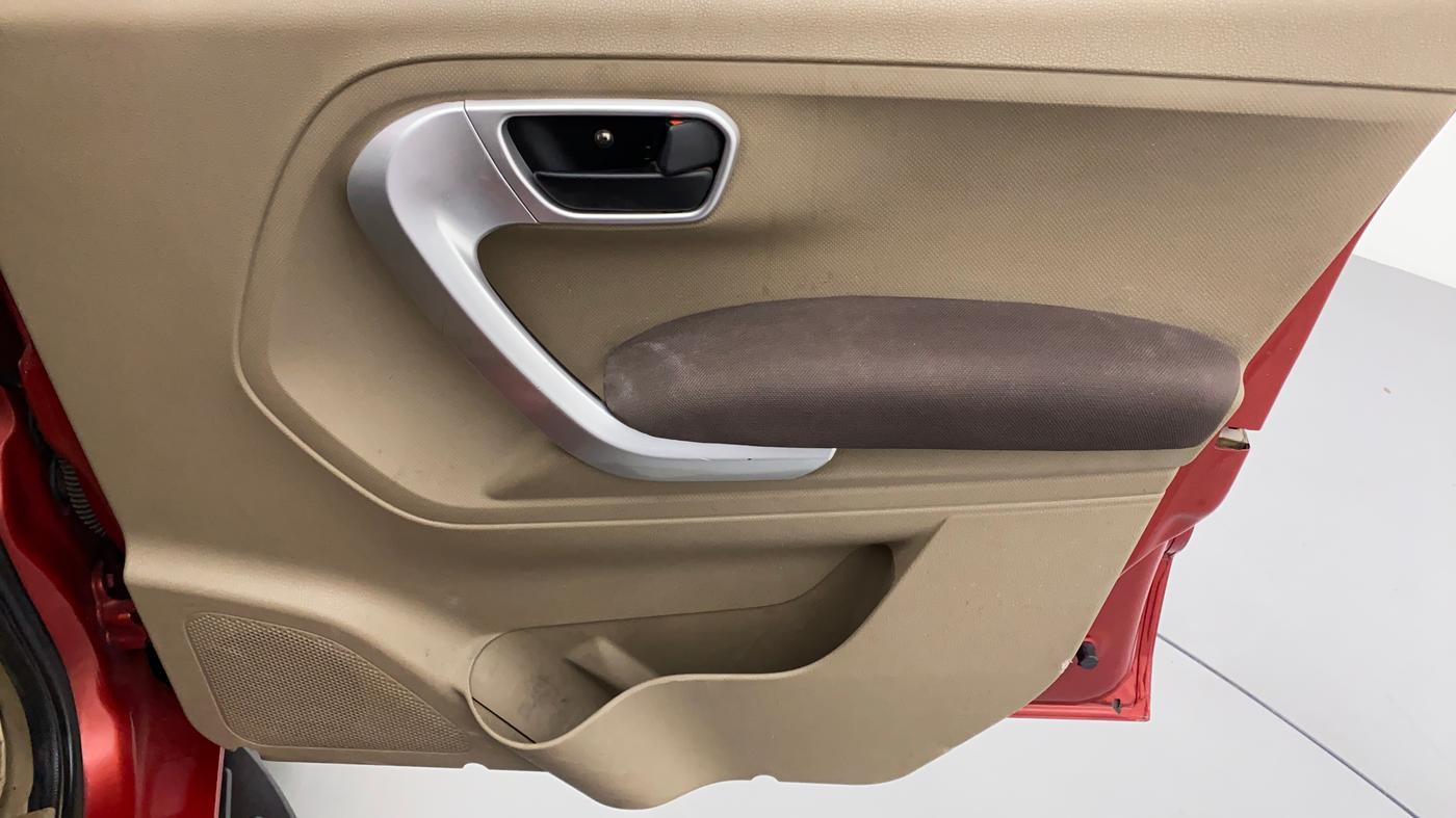 2015 Mahindra TUV300 T8 AT, Diesel, Automatic, 60,769 km, Driver Side Door Panels Control