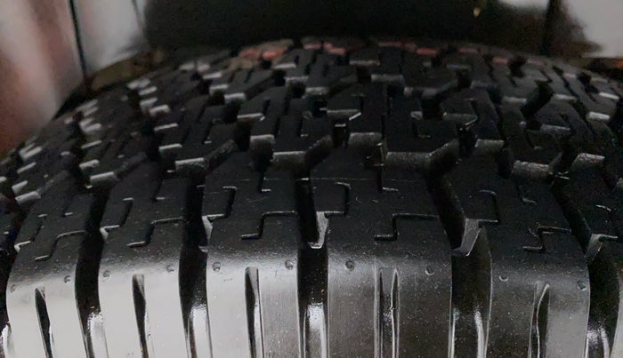 2015 Mahindra TUV300 T8 AT, Diesel, Automatic, 60,769 km, Right Rear Tyre Tread