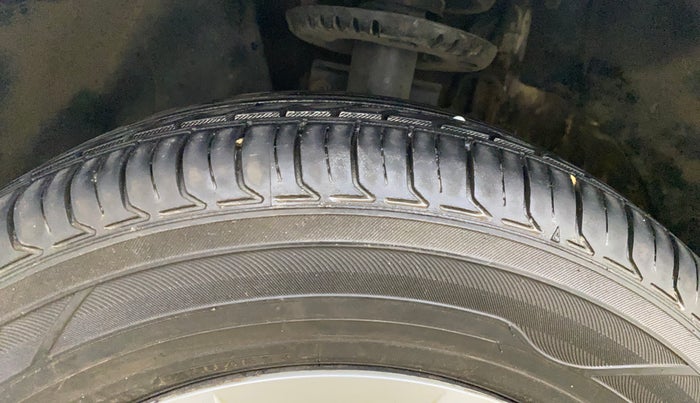 2016 Volkswagen Ameo TRENDLINE 1.2L, Petrol, Manual, 30,505 km, Left Front Tyre Tread