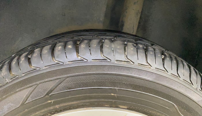 2016 Volkswagen Ameo TRENDLINE 1.2L, Petrol, Manual, 30,505 km, Left Rear Tyre Tread