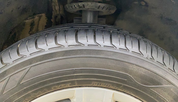 2016 Volkswagen Ameo TRENDLINE 1.2L, Petrol, Manual, 30,505 km, Right Front Tyre Tread