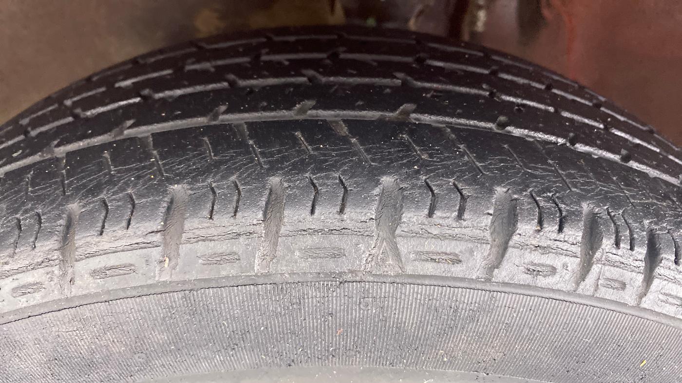 2014 Maruti Alto K10 VXI P, Petrol, Manual, 34,364 km, Left Front Tyre Tread