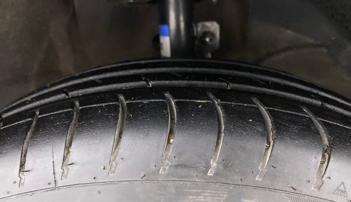 2021 Maruti Swift VXI, Petrol, Manual, 50,607 km, Right Front Tyre Tread