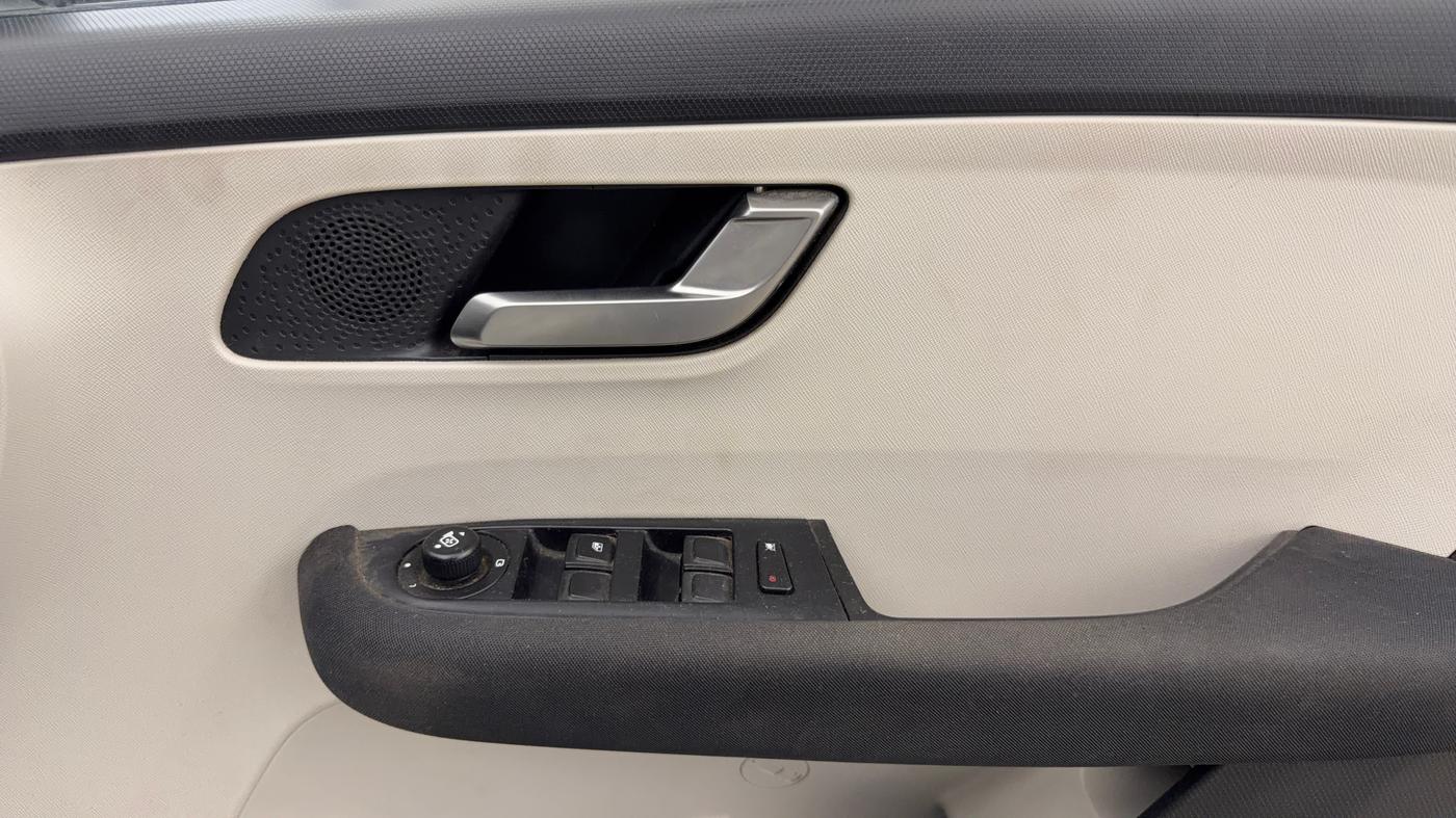 2021 Tata ALTROZ XZ PETROL, Petrol, Manual, 62,922 km, Driver Side Door Panels Control