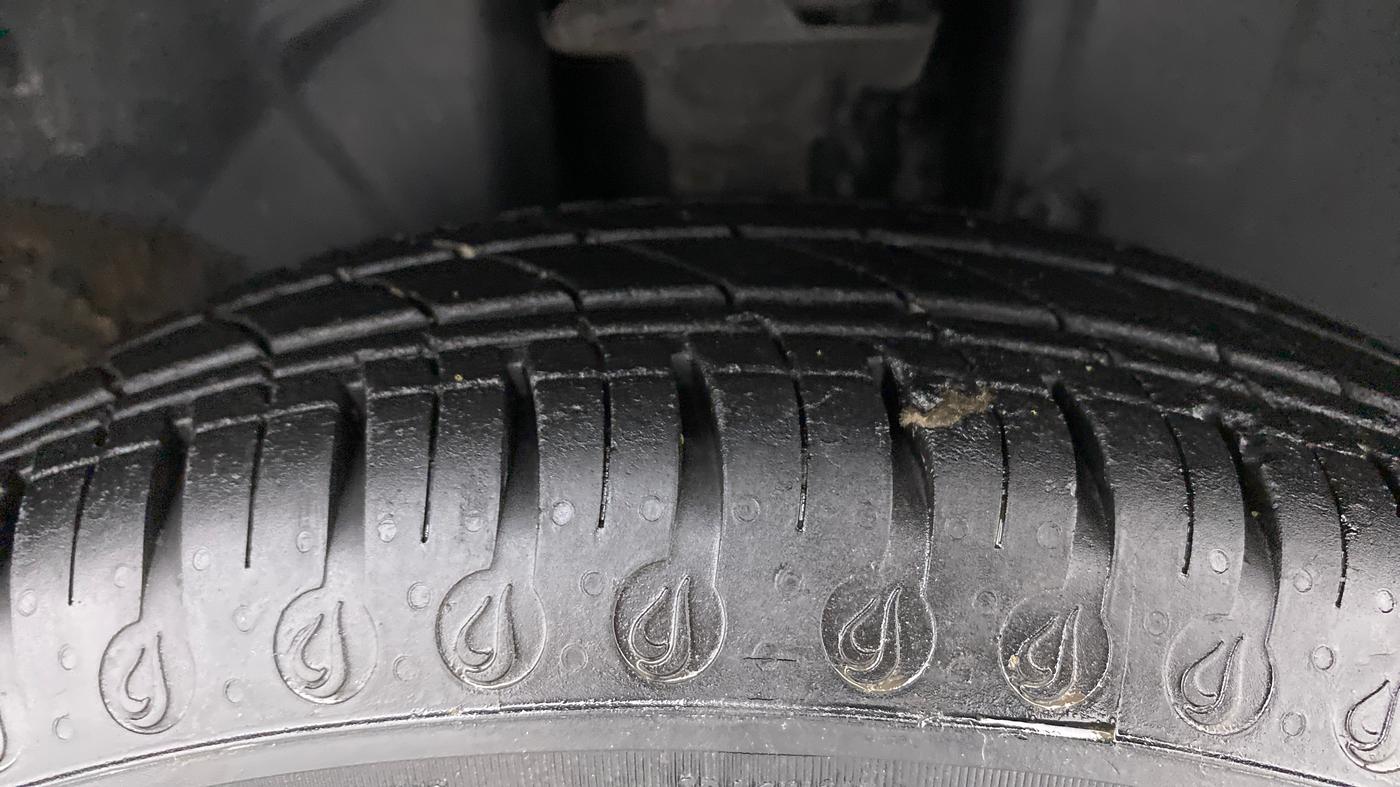 2020 Renault Kwid CLIMBER 1.0 AMT (O), Petrol, Automatic, 9,819 km, Right Front Tyre Tread