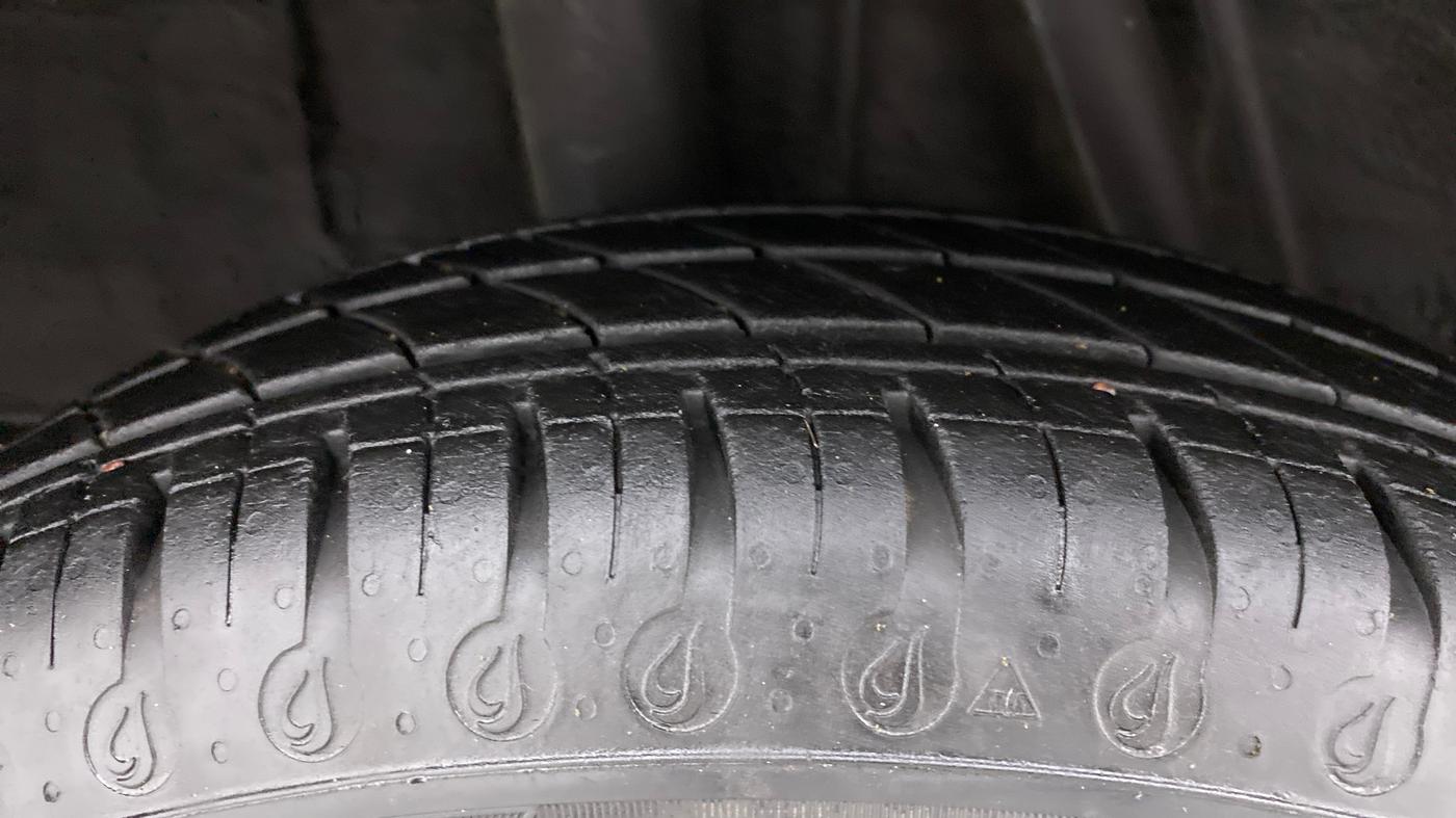 2020 Renault Kwid CLIMBER 1.0 AMT (O), Petrol, Automatic, 9,819 km, Right Rear Tyre Tread