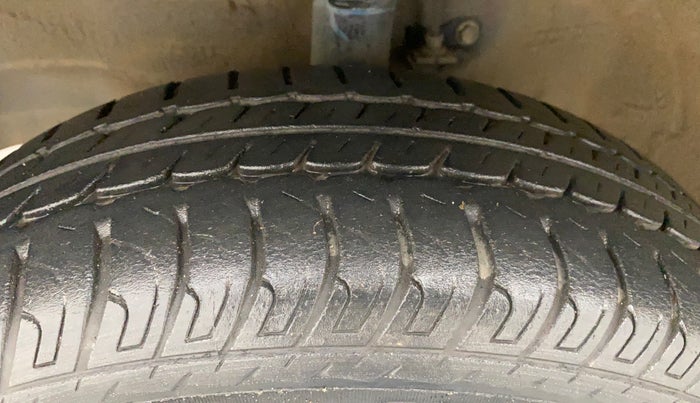 2015 Maruti Wagon R 1.0 VXI, Petrol, Manual, 31,326 km, Left Front Tyre Tread