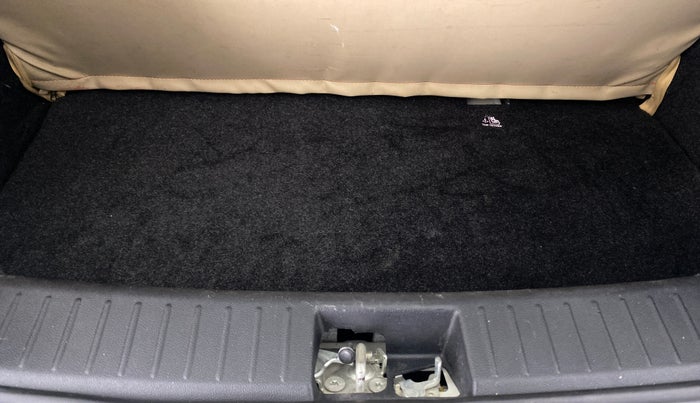 2016 Mahindra Kuv100 K8 D 6 STR, Diesel, Manual, 53,681 km, Boot Inside