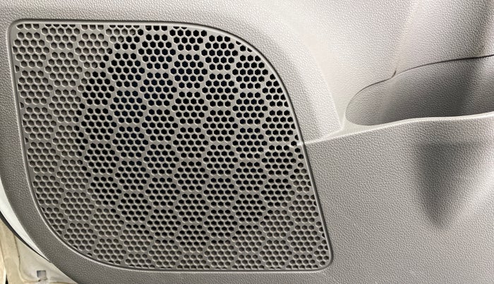 2016 Mahindra Kuv100 K8 D 6 STR, Diesel, Manual, 53,681 km, Speaker