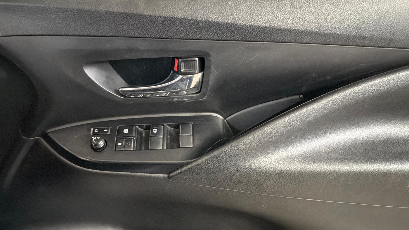 2020 Toyota Innova Crysta 2.7 GX AT 7 STR, Petrol, Automatic, 63,269 km, Driver Side Door Panels Control