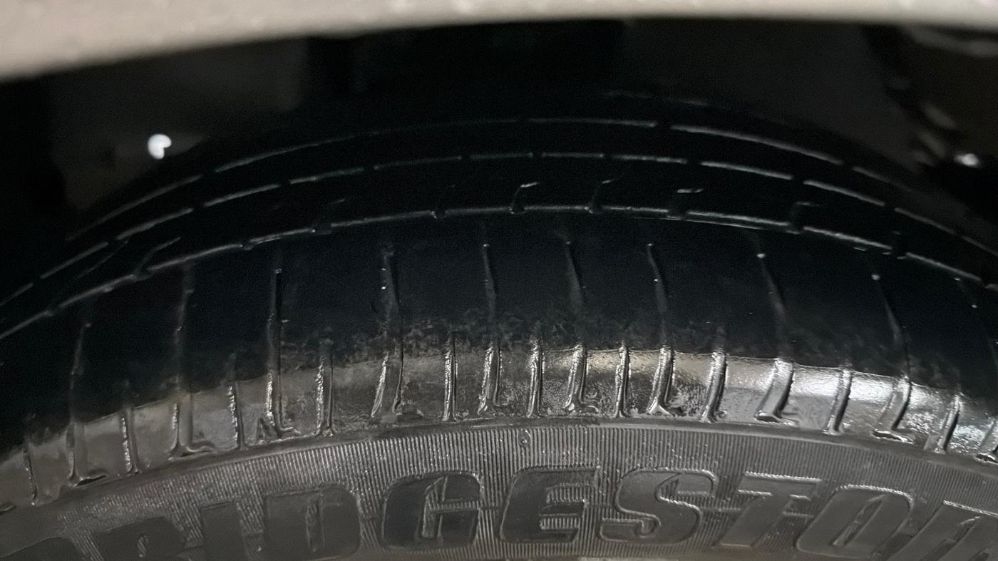 2020 Toyota Innova Crysta 2.7 GX AT 7 STR, Petrol, Automatic, 63,269 km, Left Front Tyre Tread