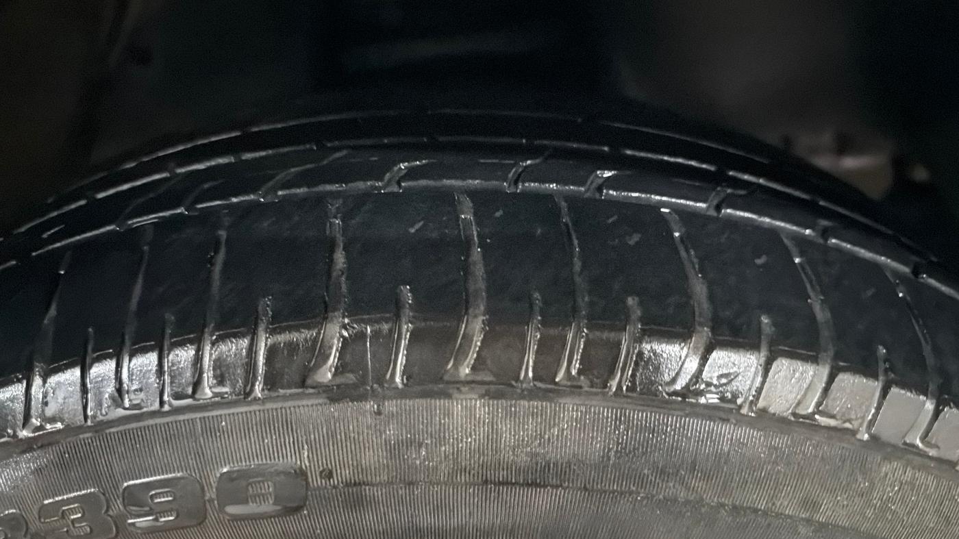 2020 Toyota Innova Crysta 2.7 GX AT 7 STR, Petrol, Automatic, 63,269 km, Right Front Tyre Tread
