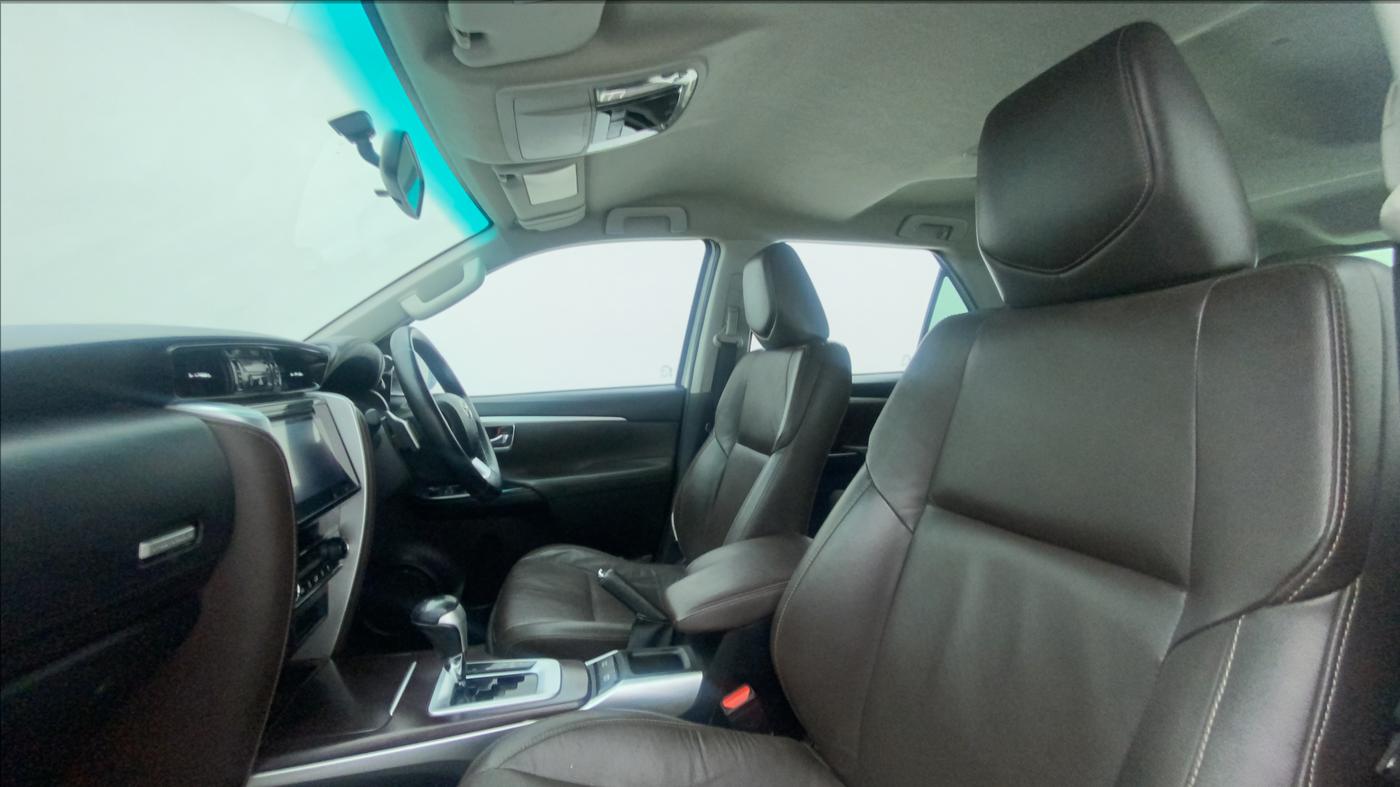 2017 Toyota Fortuner 2.8 4X2 AT, Diesel, Automatic, 1,16,742 km, Right Side Front Door Cabin