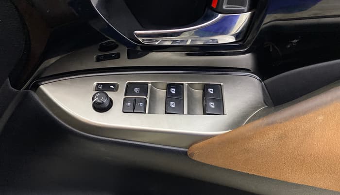 2018 Toyota Innova Crysta 2.8 ZX AT 7 STR, Diesel, Automatic, 1,08,973 km, Driver Side Door Panels Control
