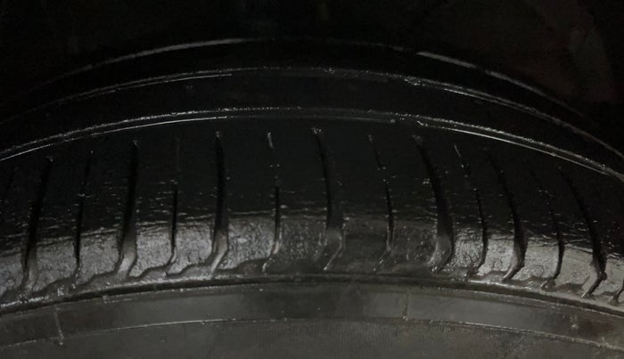 2021 Maruti Swift LXI, Petrol, Manual, 34,003 km, Right Front Tyre Tread