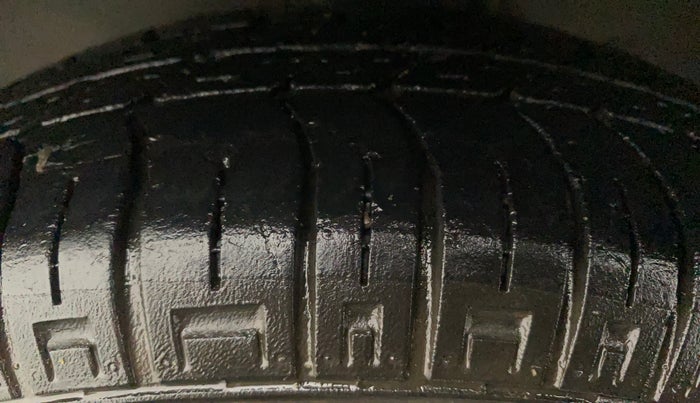 2017 Maruti Alto 800 LXI, Petrol, Manual, 33,201 km, Left Front Tyre Tread