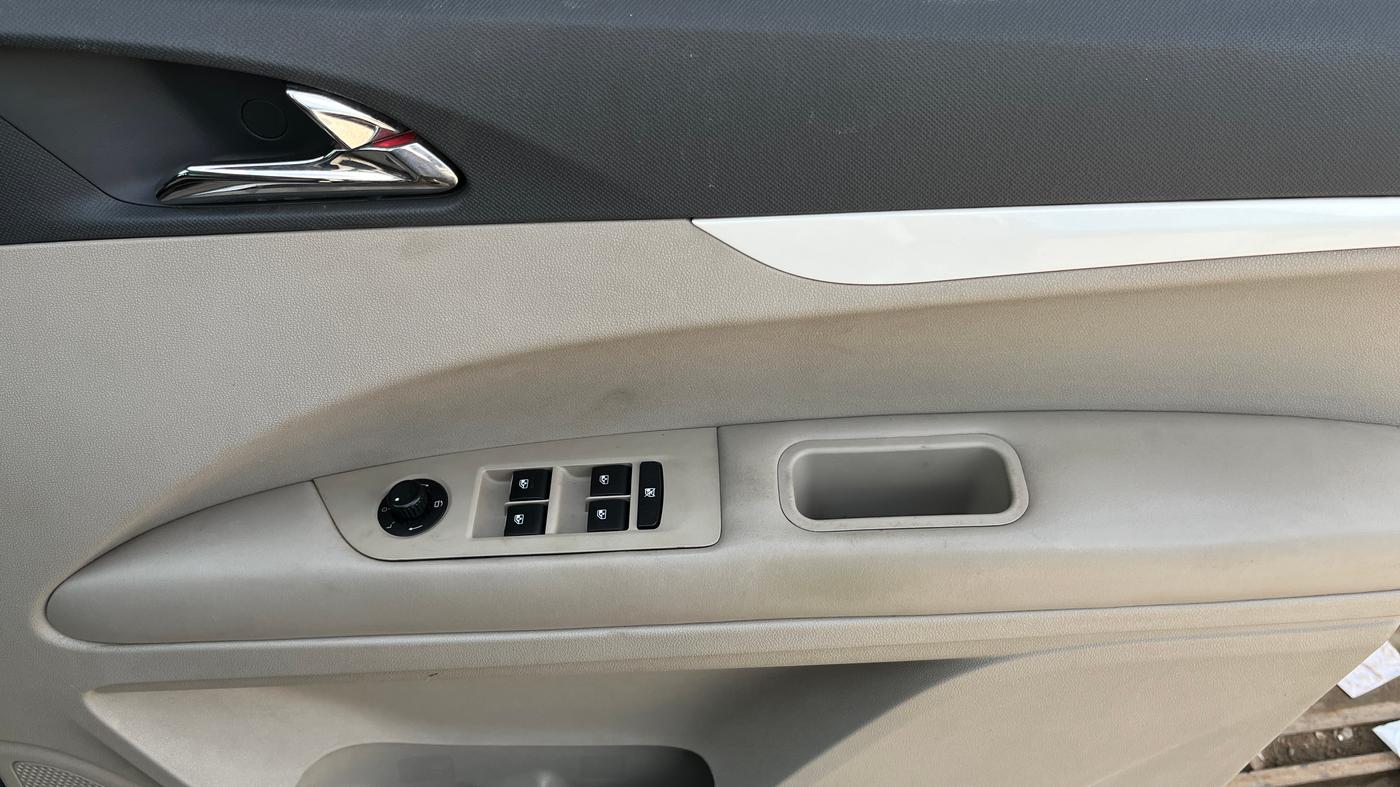 2018 Mahindra MARAZZO M8 7 STR, Diesel, Manual, 88,846 km, Driver Side Door Panels Control