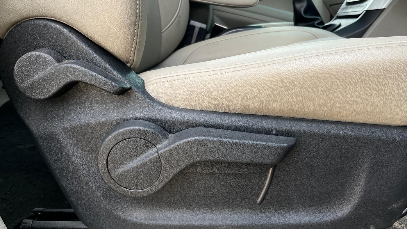 2018 Mahindra MARAZZO M8 7 STR, Diesel, Manual, 88,846 km, Driver Side Adjustment Panel