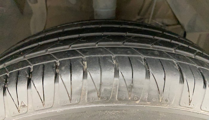 2016 Maruti Vitara Brezza ZDI, Diesel, Manual, 1,01,092 km, Right Front Tyre Tread