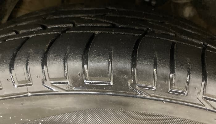 2021 Mahindra XUV300 W6 1.2 PETROL AMT, Petrol, Automatic, 78,372 km, Left Front Tyre Tread