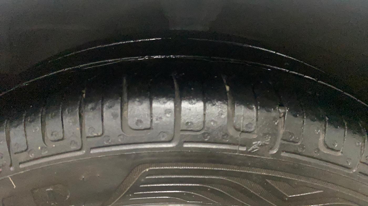 2015 Hyundai Eon MAGNA +, Petrol, Manual, 45,523 km, Left Front Tyre Tread