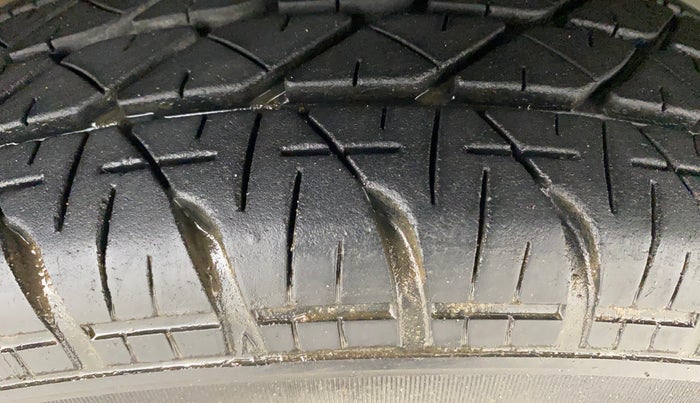 2013 Maruti Swift VXI, Petrol, Manual, 39,199 km, Right Front Tyre Tread
