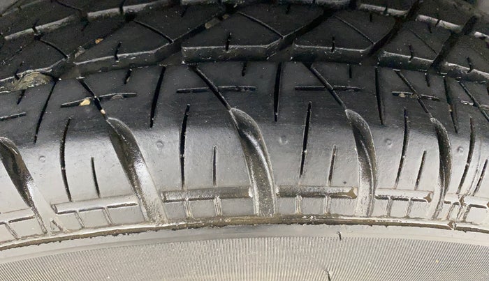 2013 Maruti Swift VXI, Petrol, Manual, 39,199 km, Left Rear Tyre Tread