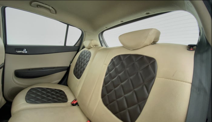 2014 Hyundai i20 SPORTZ 1.2, Petrol, Manual, 30,833 km, Right Side Rear Door Cabin