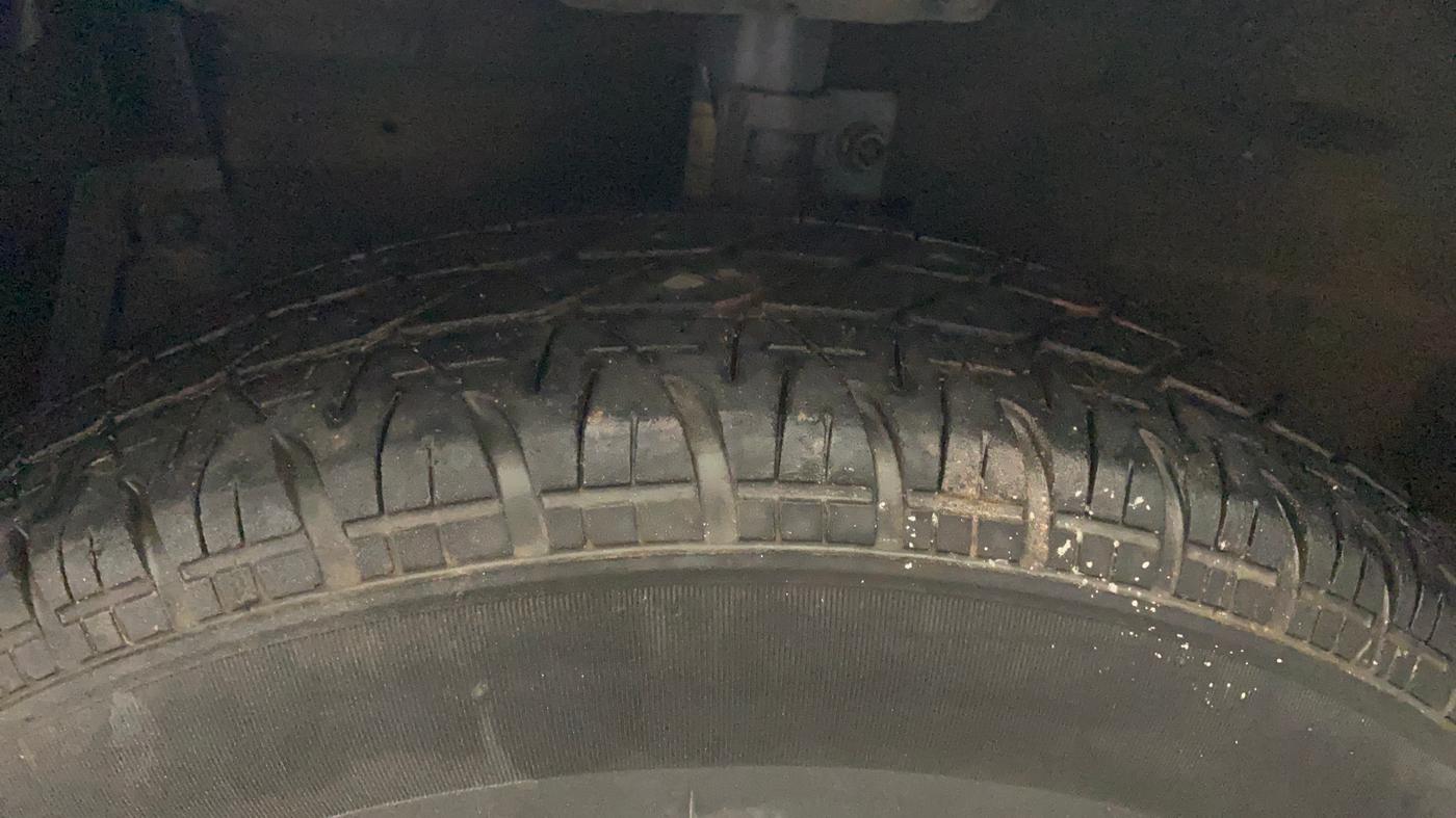 2013 Maruti Swift VXI, Petrol, Manual, 79,274 km, Left Front Tyre Tread