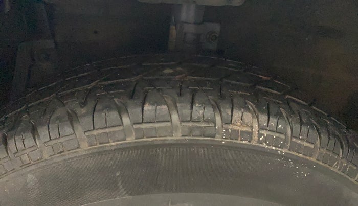 2013 Maruti Swift VXI, Petrol, Manual, 79,274 km, Left Front Tyre Tread