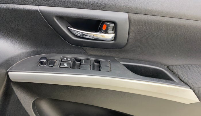 2016 Maruti S Cross ZETA 1.3, Diesel, Manual, 1,11,047 km, Driver Side Door Panels Control