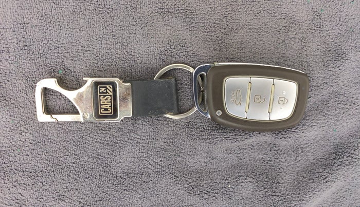 2014 Hyundai Xcent SX AT 1.2 (O), Petrol, Automatic, 99,948 km, Key Close Up