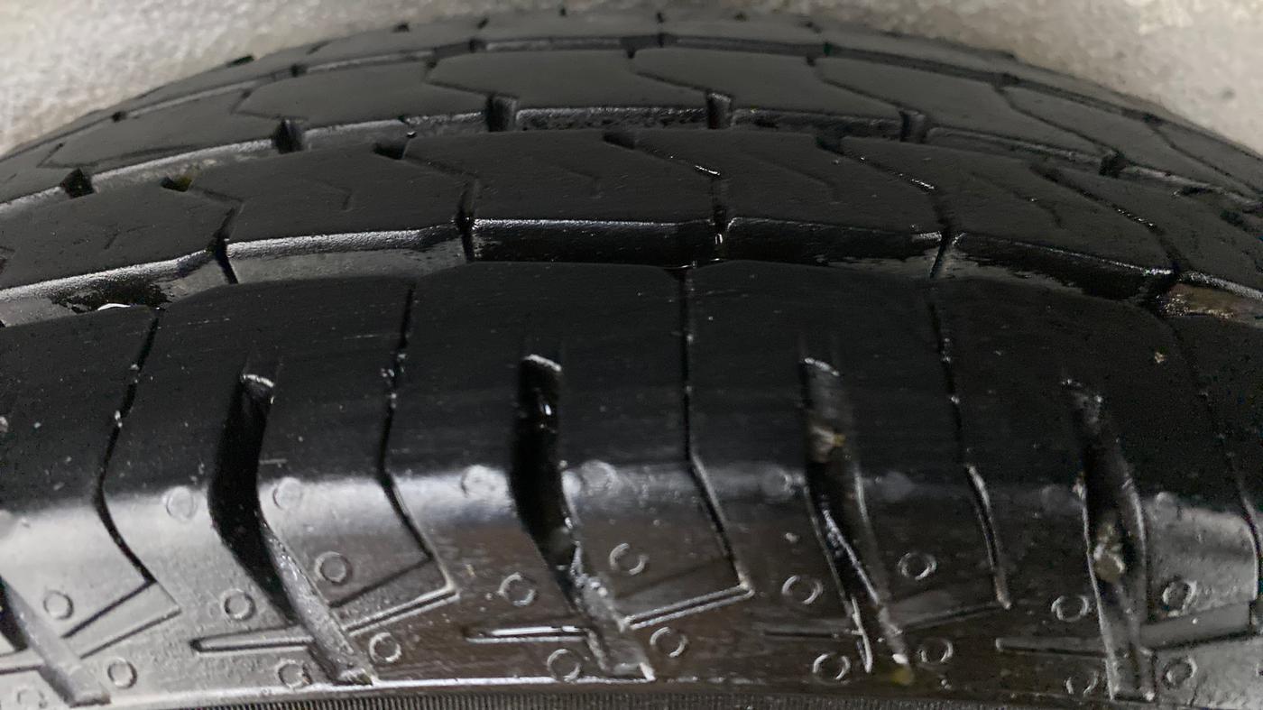 2011 Maruti OMNI E 8 STR, Petrol, Manual, 65,899 km, Left Rear Tyre Tread